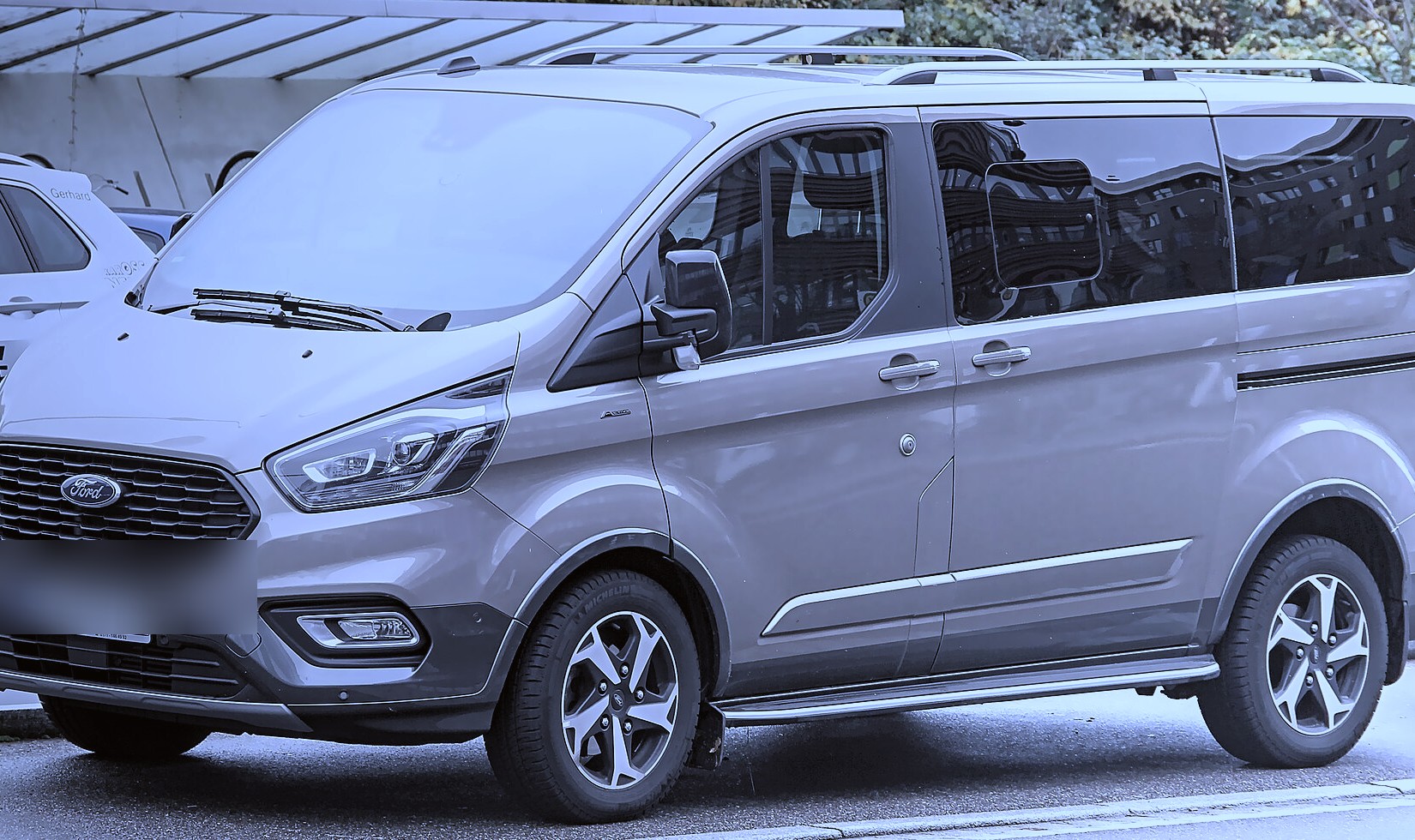 The silver Ford Tourneo Custom exterior